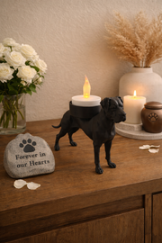 Waxinelichthouder Deense Dog in zwart op een stijlvol herdenkingsplekje met kaarslicht en decoratieve bloemen